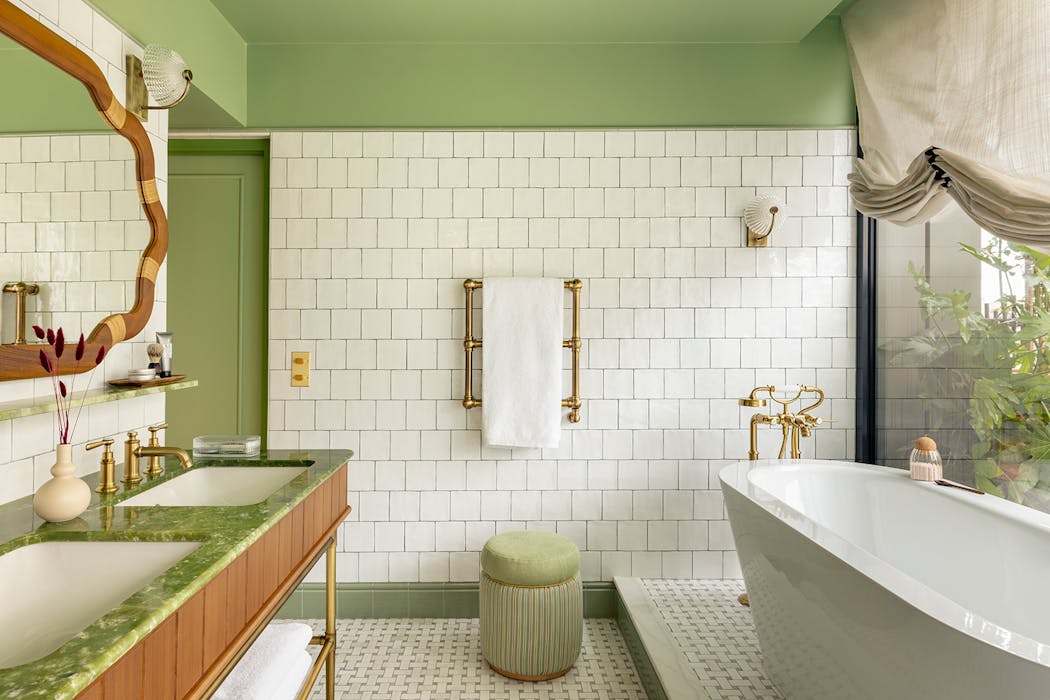 une salle de bains d'hôtel en vert et blanc