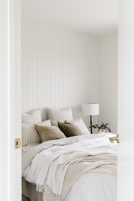 Chambre à coucher beige et blanche.
