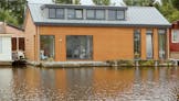 Une maison sur l'eau à la décoration scandinave