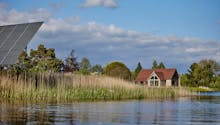 En Angleterre, une maison écologique au bord d'un lac