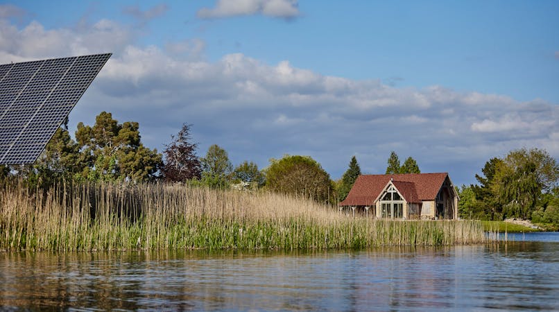 En Angleterre, une maison écologique au bord d'un lac
