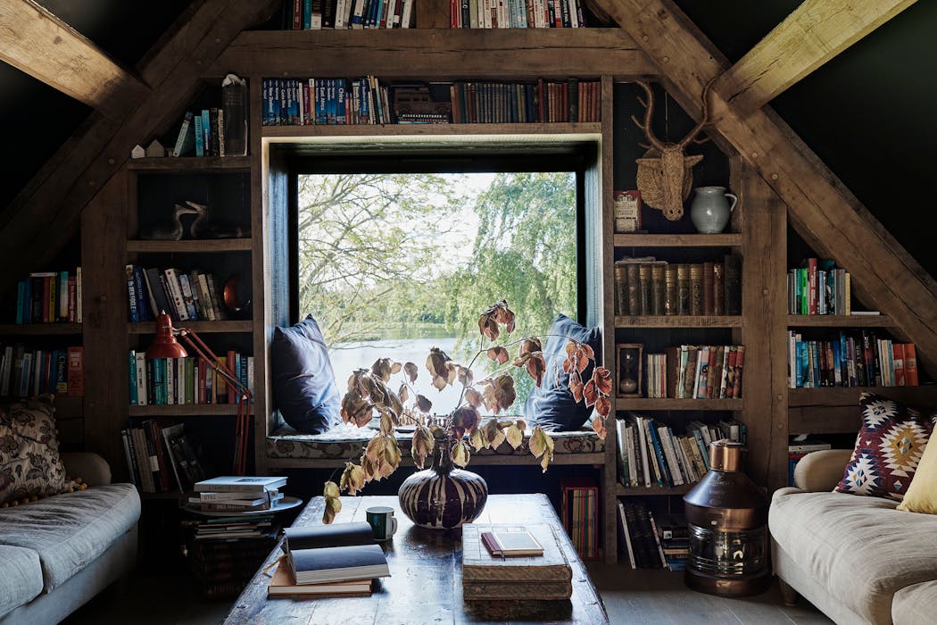 Bibliothèque dans pièce en bois dans le grenier.