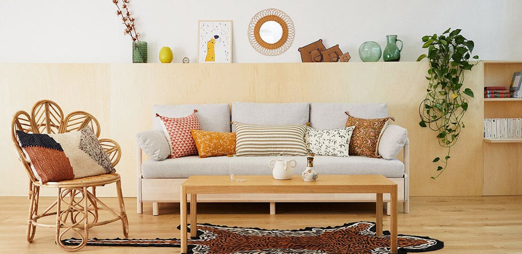 un canapé convertible dans le salon de style scandinave