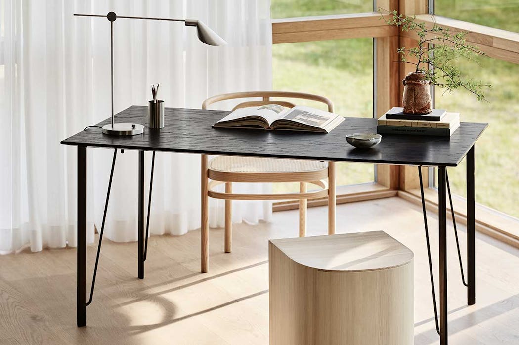 Un bureau de style scandinave avec une lampe coordonéne
