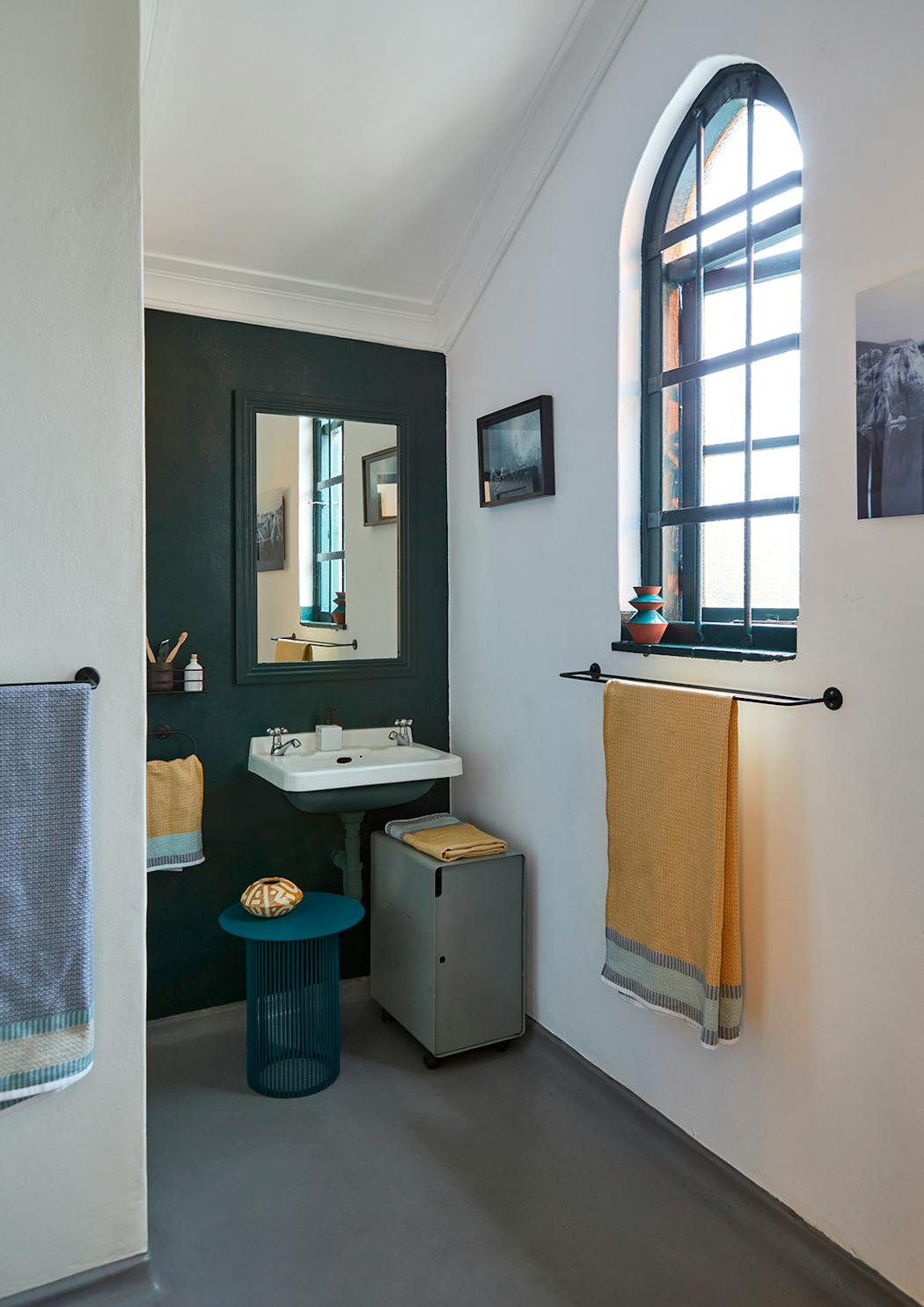 Petite salle de bains au design contemporain.