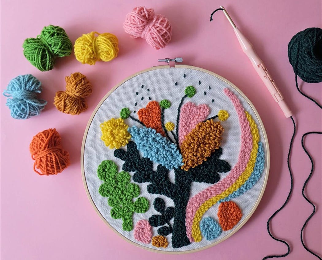 Un kit de tufting avec une punch Needle