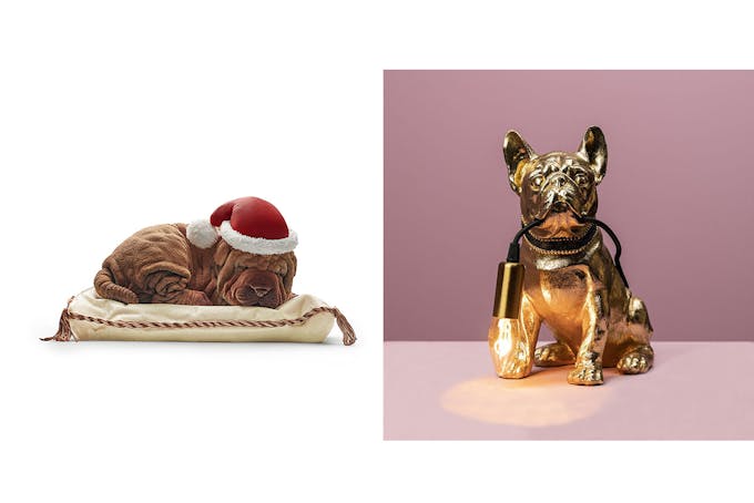 Bûche Lulu en forme de shar pei sur un coussin et lampe de table chien dorée.