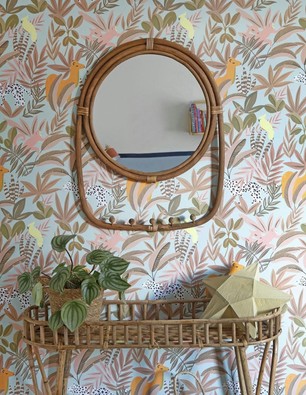 Miroir en rotin et papier peint sur le thème de la nature pour une chambre d'enfant