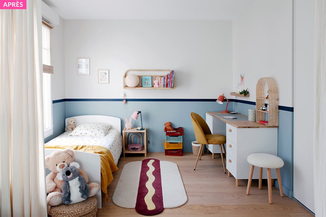 Chambre d'enfant avec lit, bureau et rideau de séparation