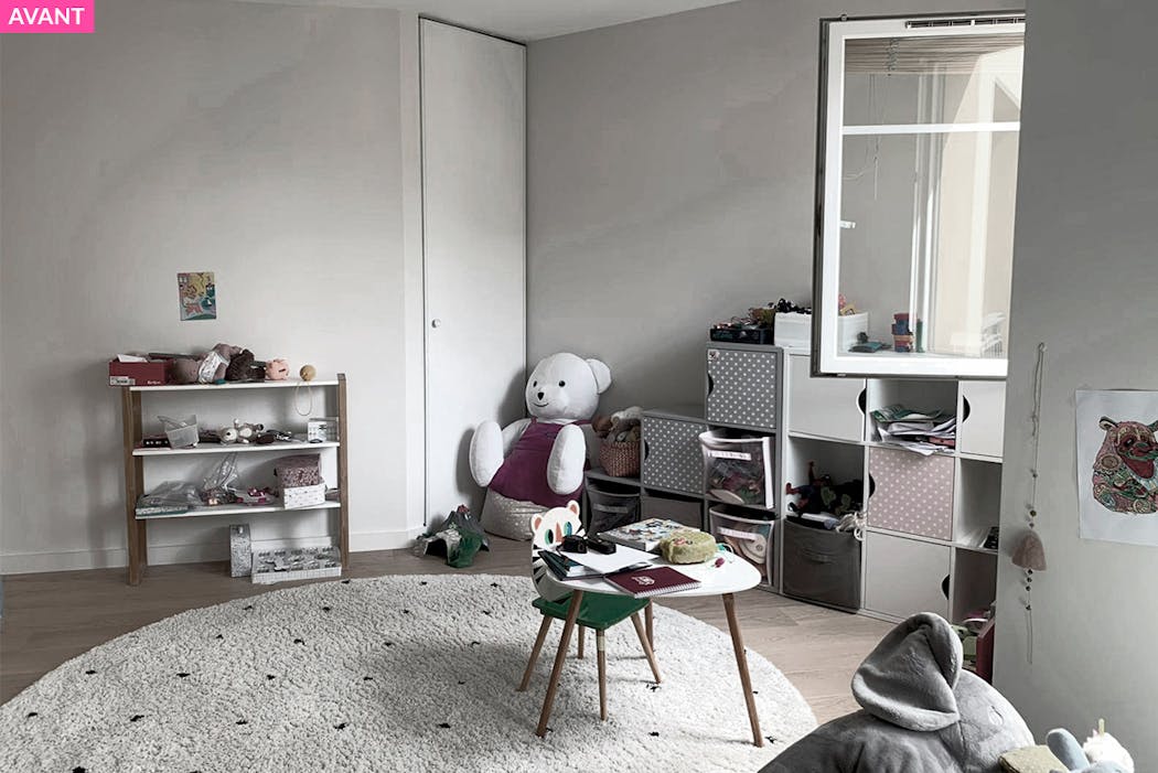 Une chambre d'enfant terne et sans couleur