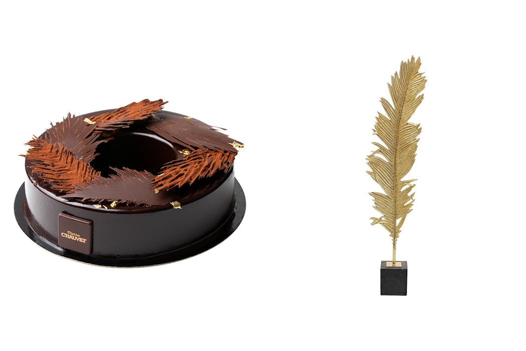 La bûche de Noël du chocolatier Pierre Chauvet en forme de couronne surmontée et plume et plume dorée décorative.