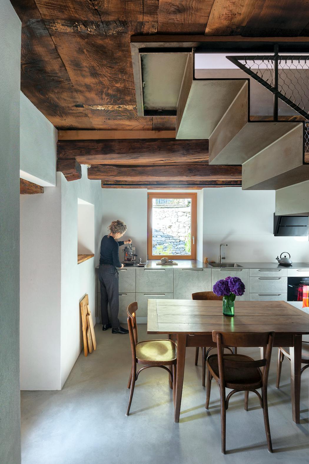 Vue de la cuisine avec plafond ancien mobilier contemporain.