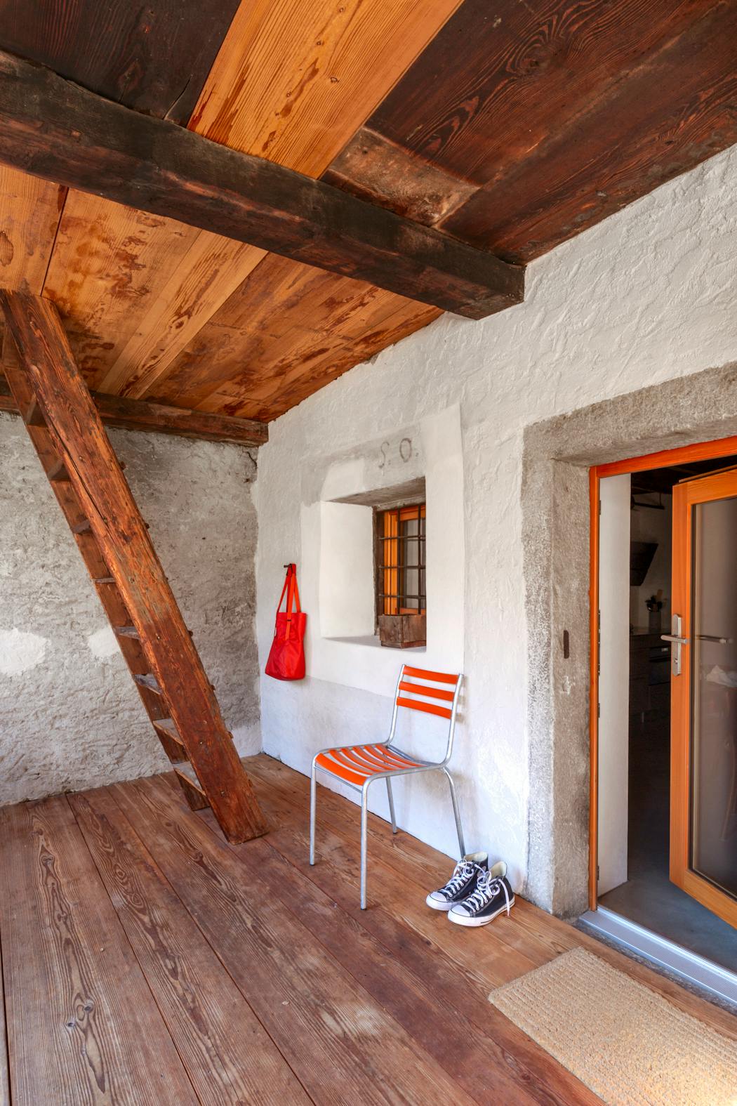 Terrasse patio et porte d'entrée en pierre bois et orange.
