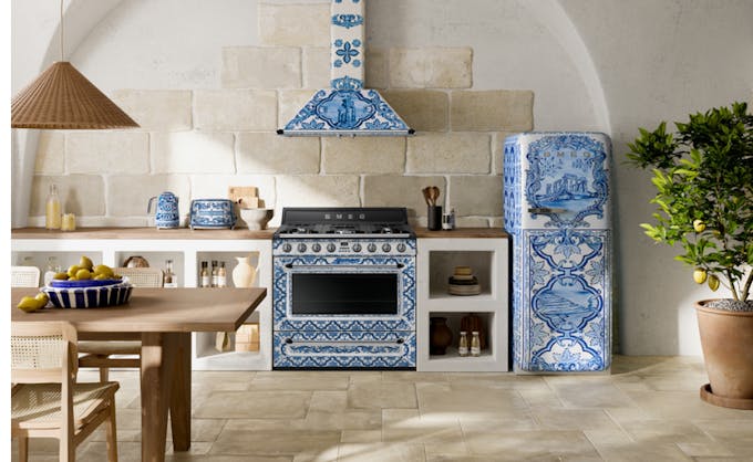 une cuisine en pierre naturelle avec un électroménager imprimé bleu et blanc