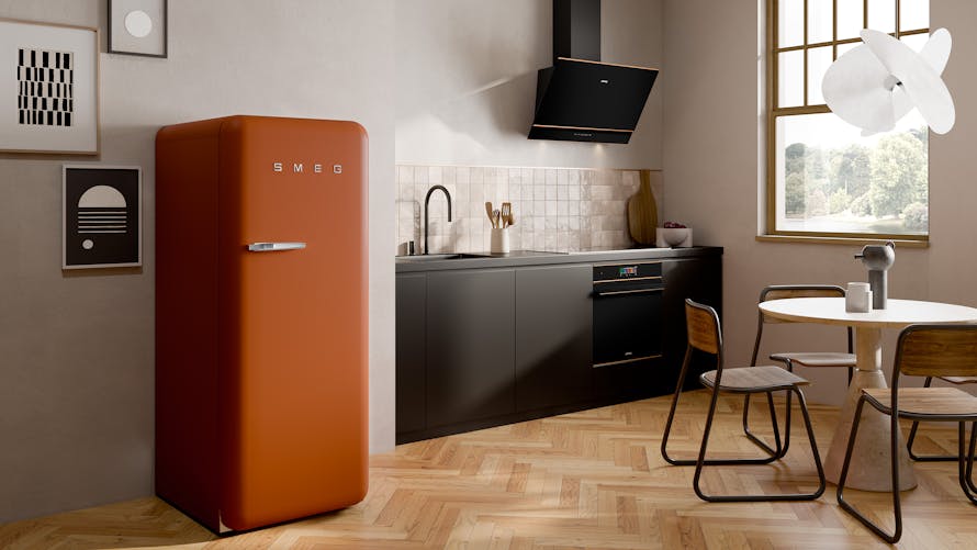 un réfrigérateur terracotta au look rétro dans uns cuisine tendance.