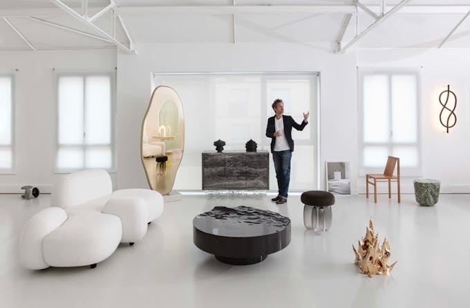 Le designer Mathieu Lehanneur parmi les pièces de mobilier qu'il a créé : canapé, table basse, tabouret, chaise