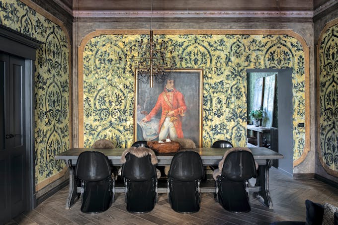 le salon où trone le portrait de Napoléon. Chaises noires conçues par Verner Panton pour Vitra, 