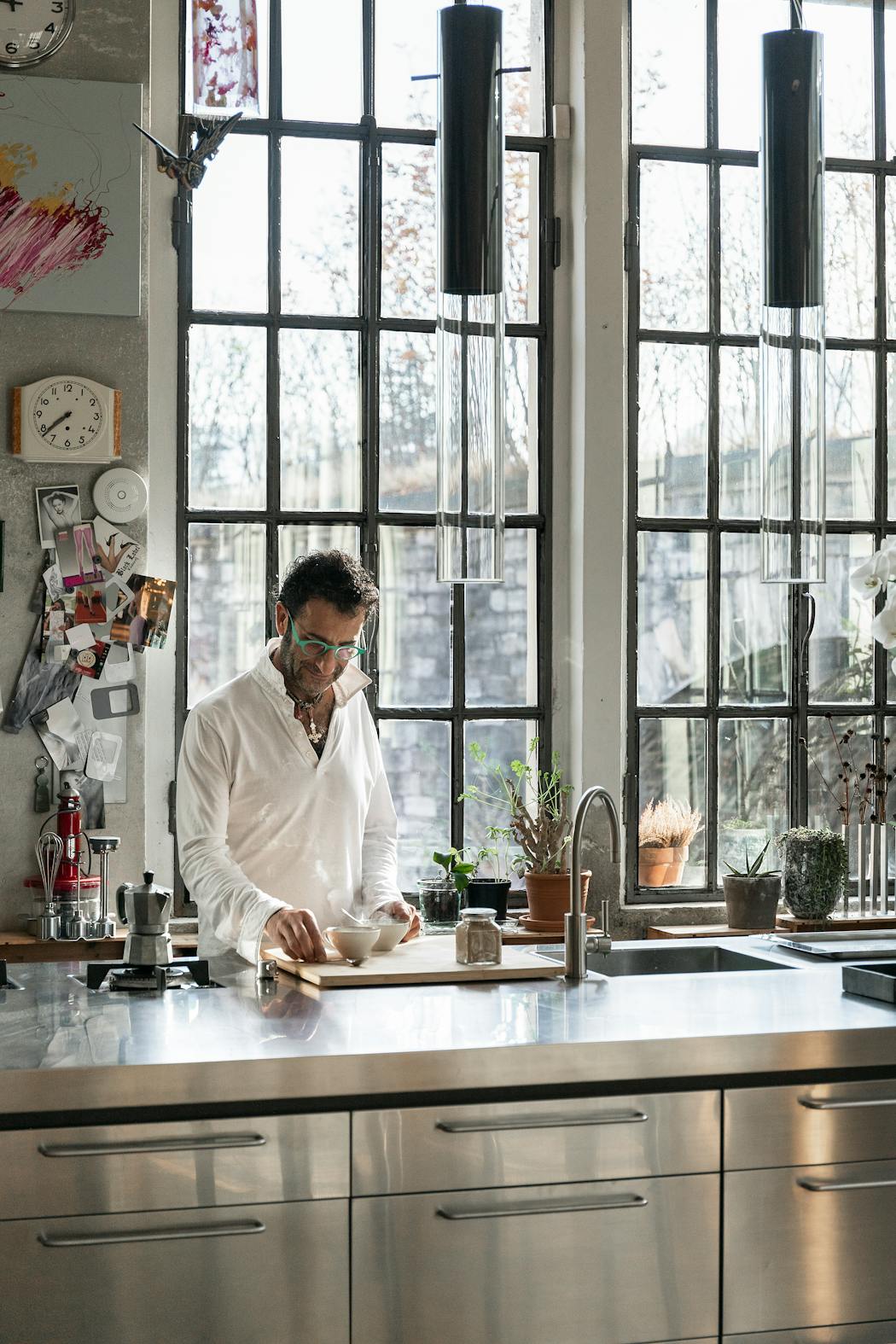 L'artiste et architecte Marco Vido dans sa cuisine.