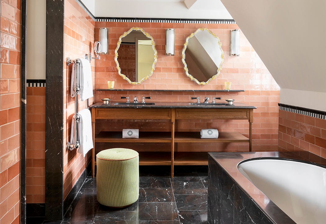 une salle de bains d'hôtel en terre cuite avec des miroirs design