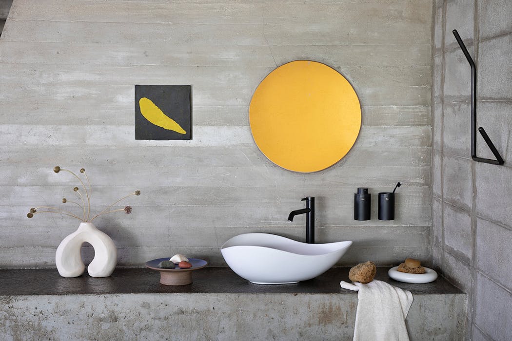 une salle de bain avec une vasque à poser sculpturale