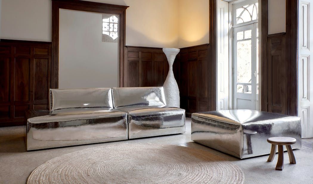 canapé et pouf rectangulaires couleur aluminium