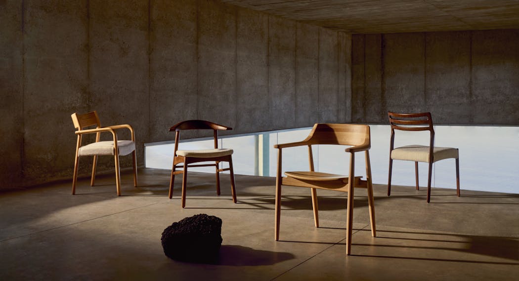 quatre chaises en bois
