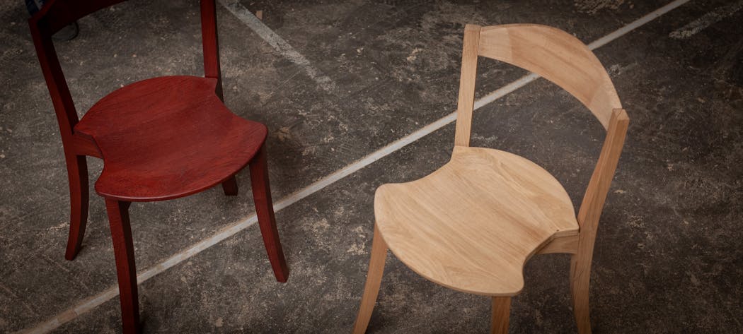 deux chaises en bois