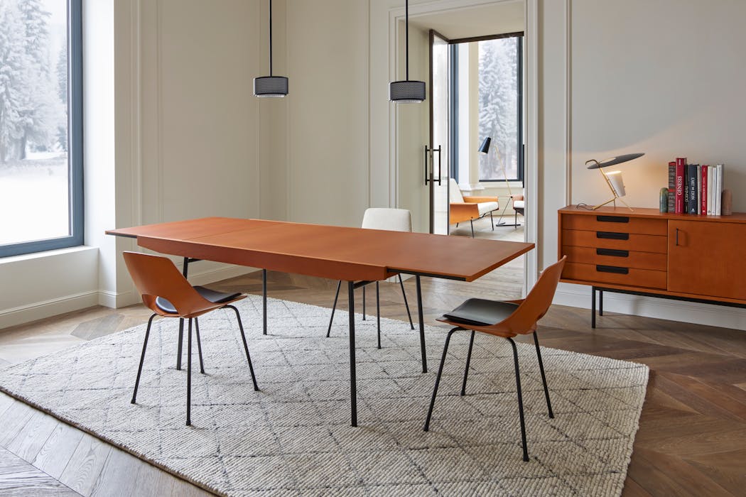table, chaises et bahut