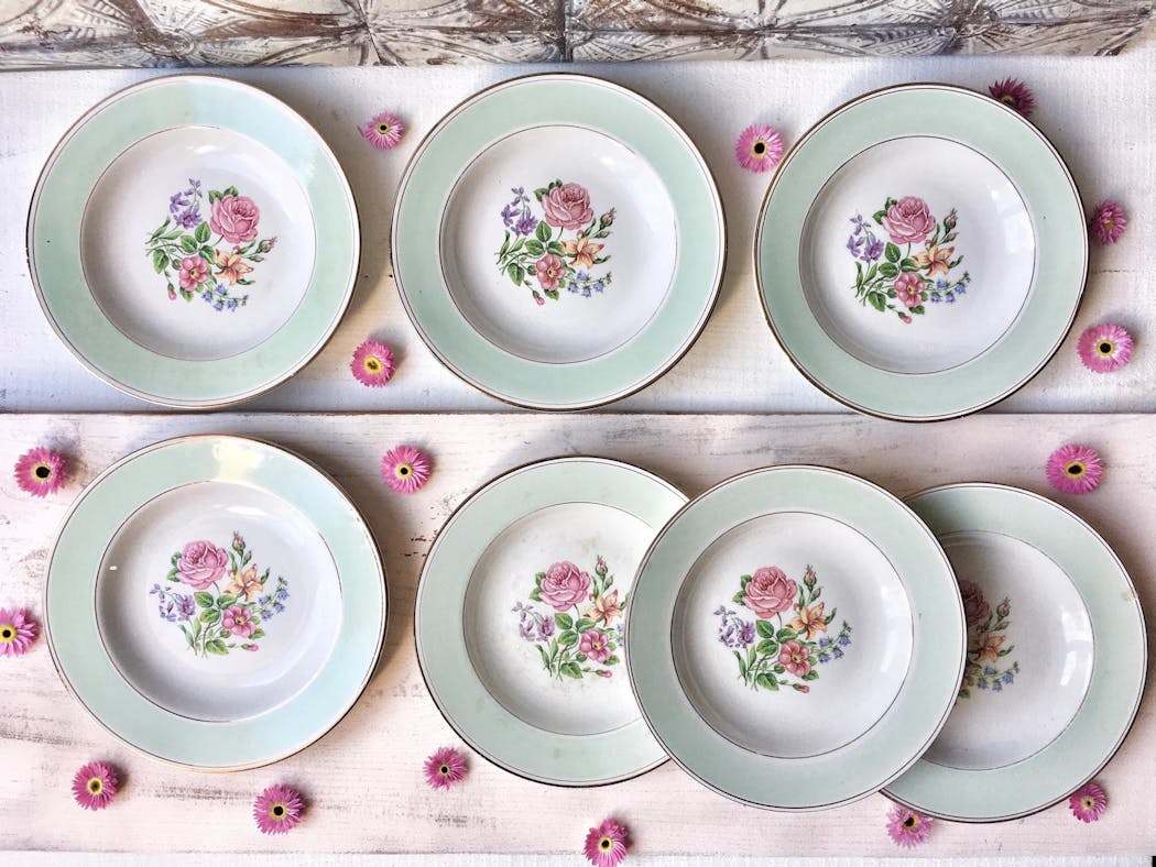 LilyGoldVintage sur Etsy - 7 assiettes creuses vintage