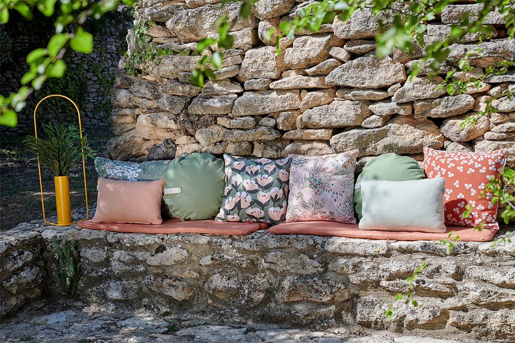 Coussins d'extérieur sur un banc de pierres