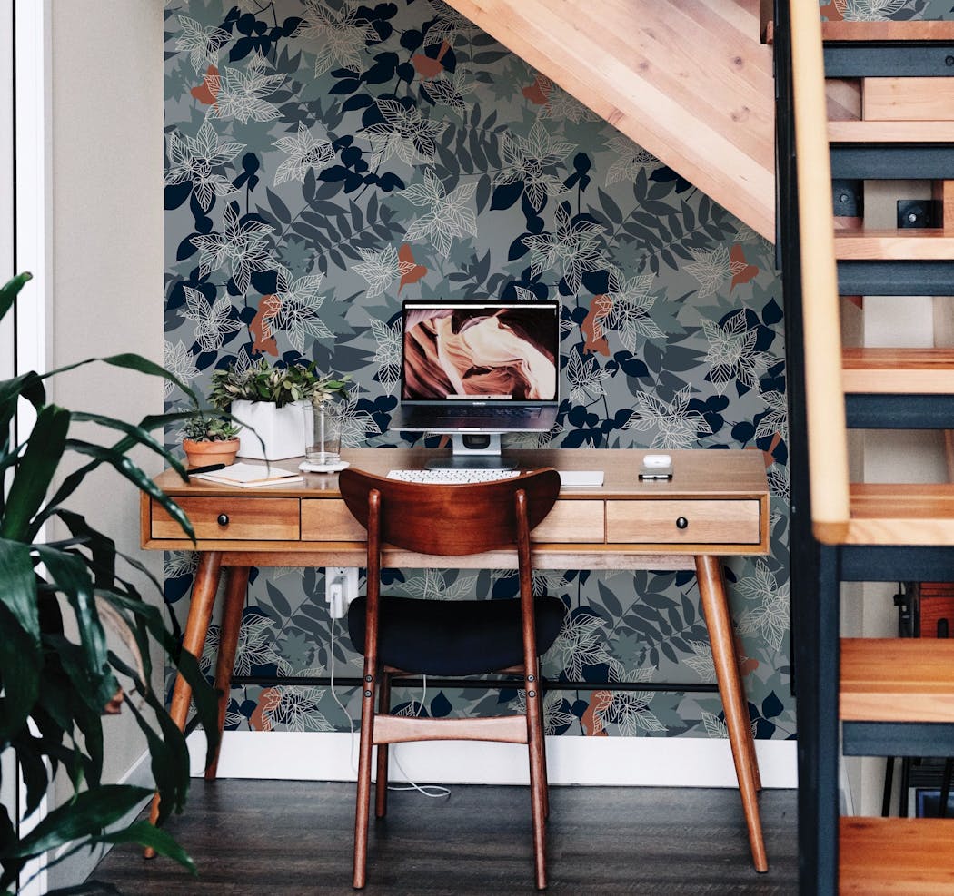 Tendance déco bureau sous l'escalier